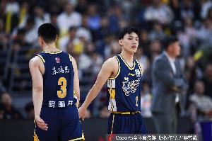 出手不多!胡明轩&徐杰合计8投4中 共拿到12分10板10助2断