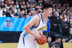 大基本功!胡金秋半场8投4中&罚球7中6 贡献14分3篮板