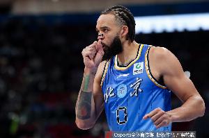 记者：麦基下半场降维打击 不在于多能跳能凿 用高球商带动全队