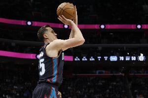 就丢了一个球!邓罗半场7中6&三分3中2砍下14分2板2助