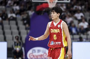 稳定发挥!杨舒予半场5中2拿到6分2板1助1断