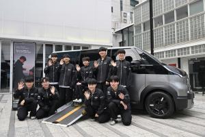 韩媒报道:起亚汽车向Dplus Kia旗下选手权载赫赠送了轮椅专用车