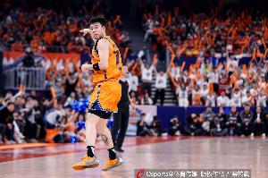 上海队记：三分球16中3仍险胜 有惊无险拿下青岛收获逆风球历练
