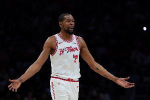 KD：湖人不是防守强队&他们下半场做出了调整 上半场我们予取予求