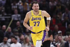 东契奇湖人生涯第三场40+10助+5三分 超科比 独享队史最多