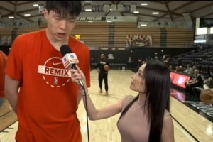 美女记者:杨瀚森明显更精壮了 后者:背伤也好多了 能做力量了