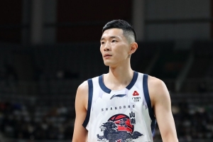 外线有谱!陈林坚半场6中4拿到11分 三分3中3
