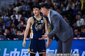 媒体人:广东想摆脱困境需尽快找合适大外换小外 把球权换给徐杰