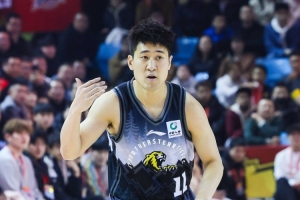 后场双枪!姜伟泽和摩尔半场合计12中8砍25分 三分合计7中5