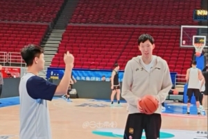 帮助队友!今天上午的踩场训练中赵睿指导周琦练习罚球