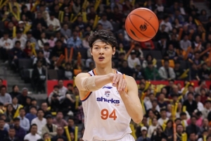 轻轻松松!王哲林6中4拿到12分7板2助1断 正负值+21