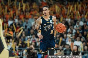 媒体人：广东眼看皮特森暴走无计可施 以此表现告别主场不可思议