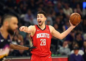 媒体人：打得比艾顿还软的NBA中锋 确实是不多了