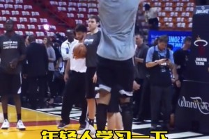 SGA给球迷签名！现场混乱裤子都快挤掉了！无奈快速离开现场